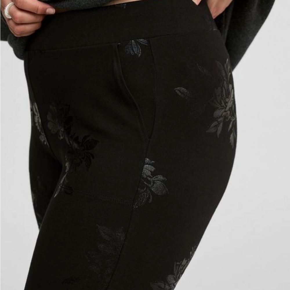 Torrid Floral Black on Black Leggings Size 1